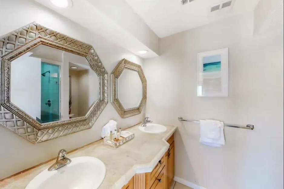 Green Reef # 4 Gorgeous Beachfront Townhome Sleeps 8 Destin Holiday home