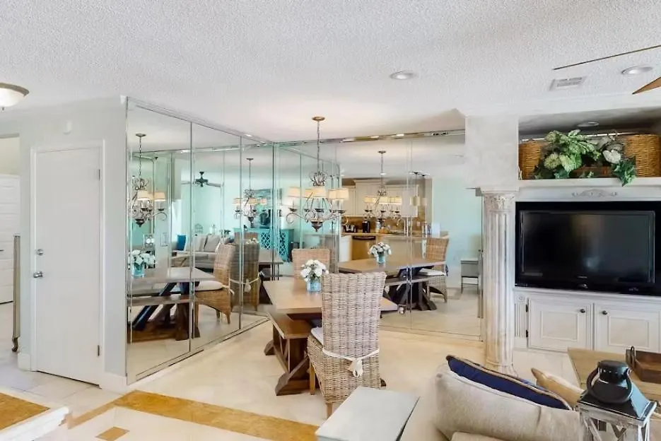 Green Reef # 4 Gorgeous Beachfront Townhome Sleeps 8 Destin Holiday home