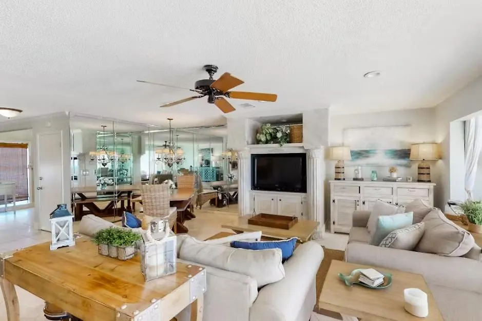 Green Reef # 4 Gorgeous Beachfront Townhome Sleeps 8 Destin Holiday home