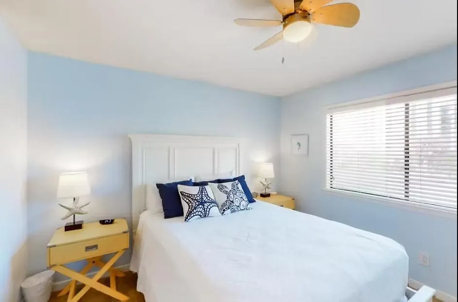 Green Reef # 4 Gorgeous Beachfront Townhome Sleeps 8 Destin Holiday home